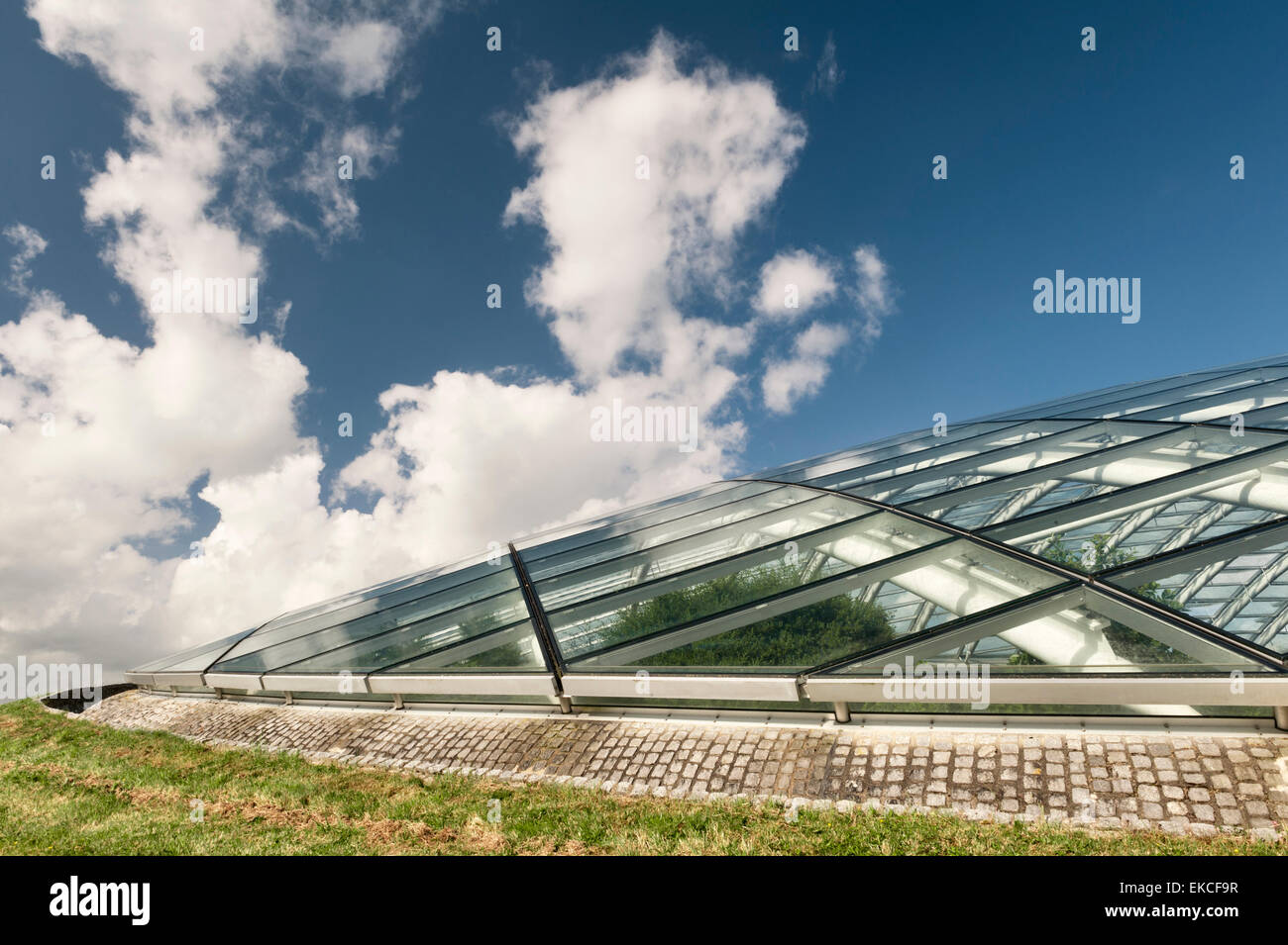 Le Jardin Botanique National du Pays de Galles, Llanarthney, Pays de Galles, Royaume-Uni. La Grande Serre, conçu par Norman Foster - extérieur Banque D'Images