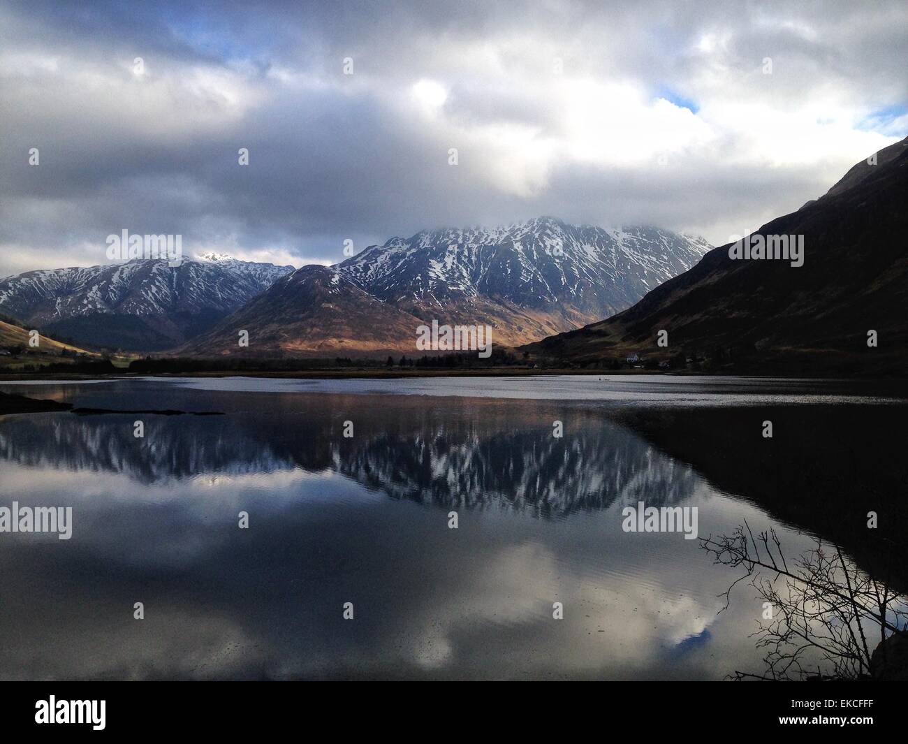 Reflet d'une montagne de neige dans un lac près de Dornie, Ecosse Banque D'Images