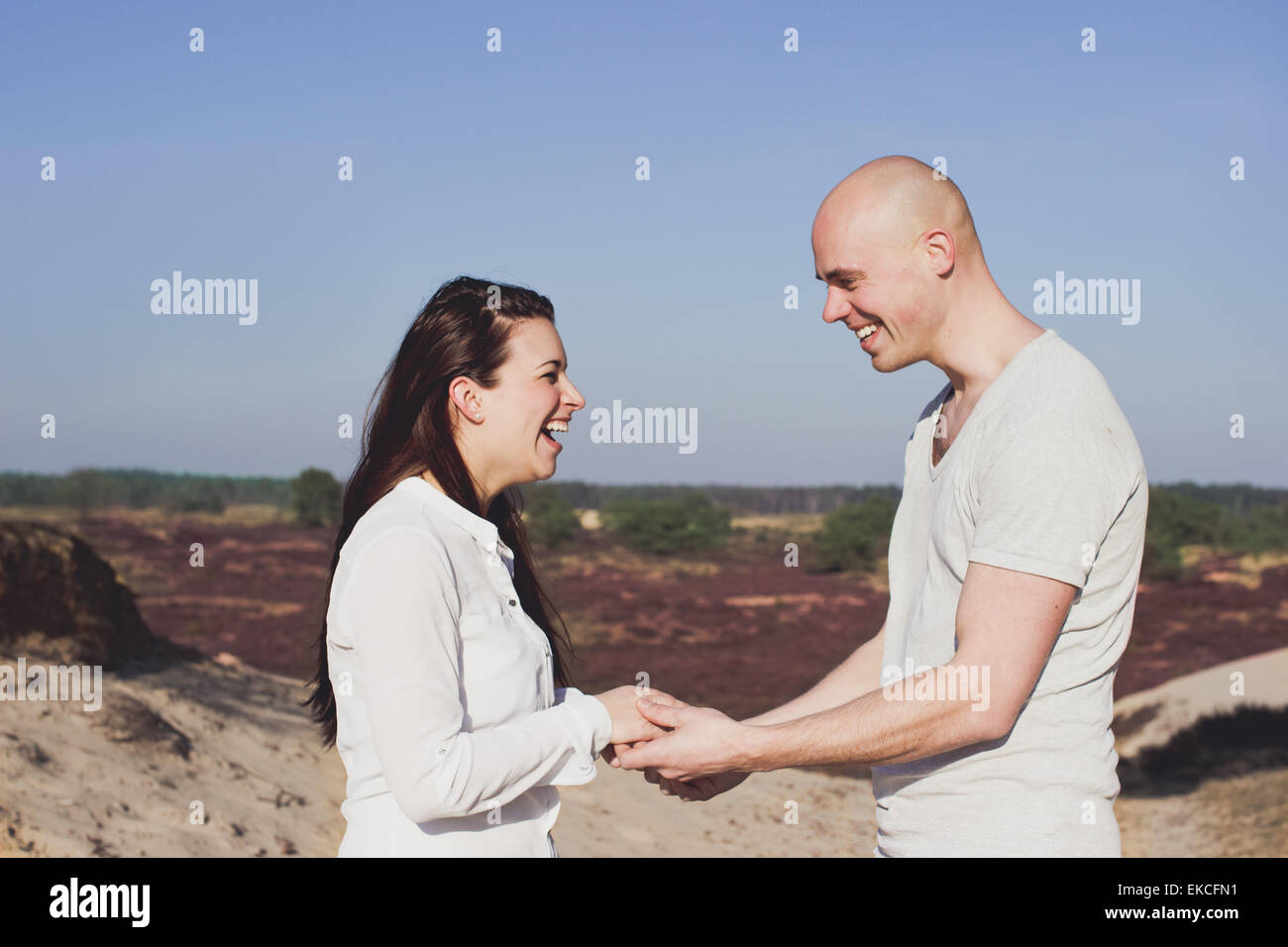 Portrait d'un couple holding hands, rire Banque D'Images