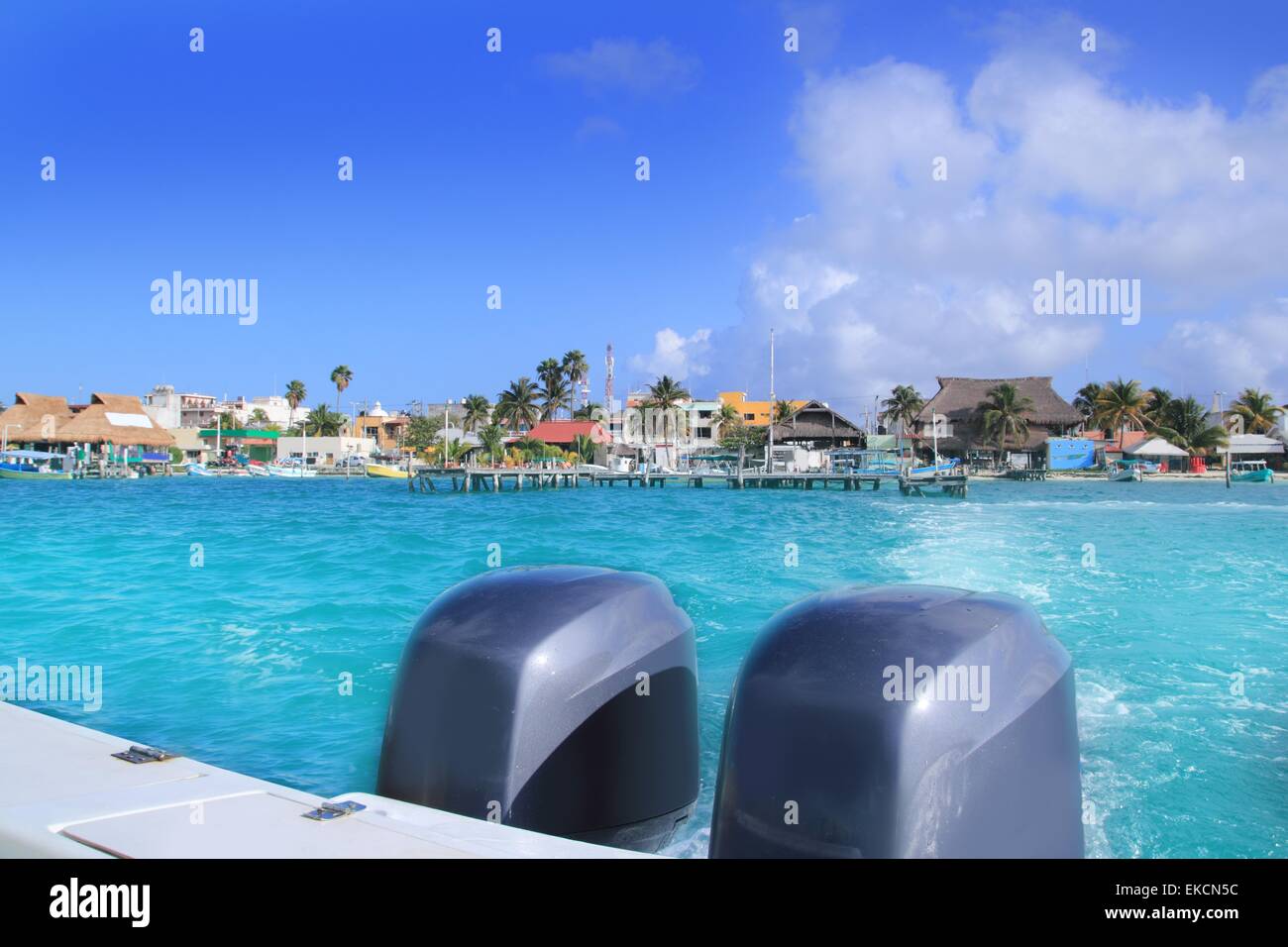 Hors-bord bateau stern avec mousse prop Isla Mujeres Banque D'Images