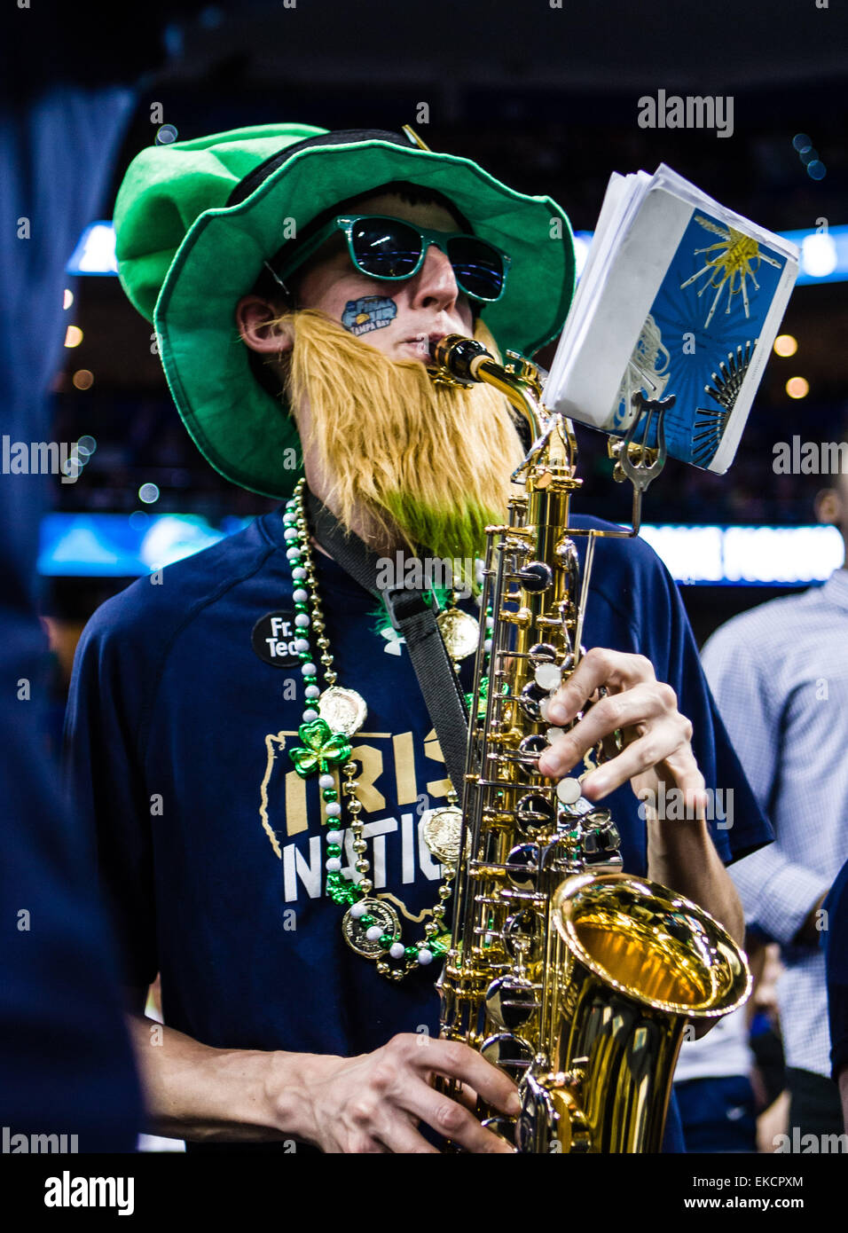 7 avril 2015 - Miami FL, USA - d'un coup arborant Notre Dame Fighting Irish membre de la bande à la NCAA Women's Championship match entre Notre Dame et le Connecticut à Amalie Arena à Tampa en Floride. Banque D'Images