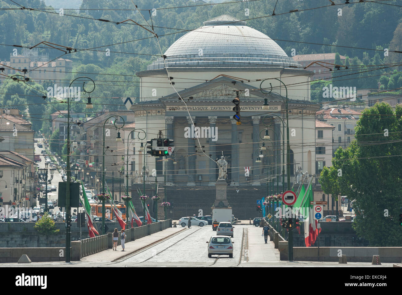 Gran Madre di Dio Turin, l'église à coupole de Gran Madre di Dio à Turin vue à partir de l'extrémité ouest de la ville,le pont Ponte Vittorio Emanuele. Banque D'Images