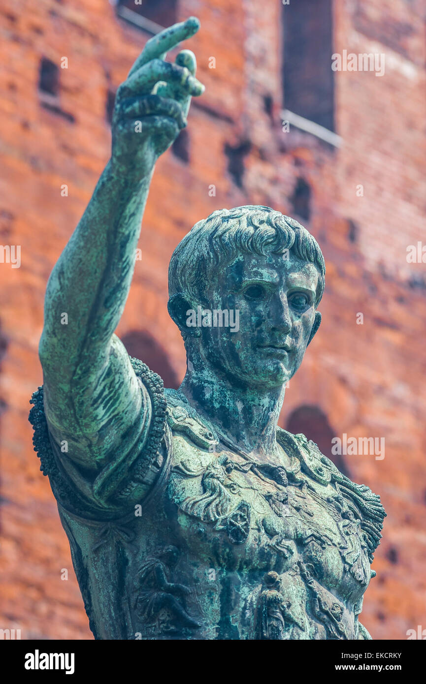Statue de l'Empereur romain Augustus Caesar à la Porta Palatina, Turin, Torino, Piemonte, Italie Banque D'Images