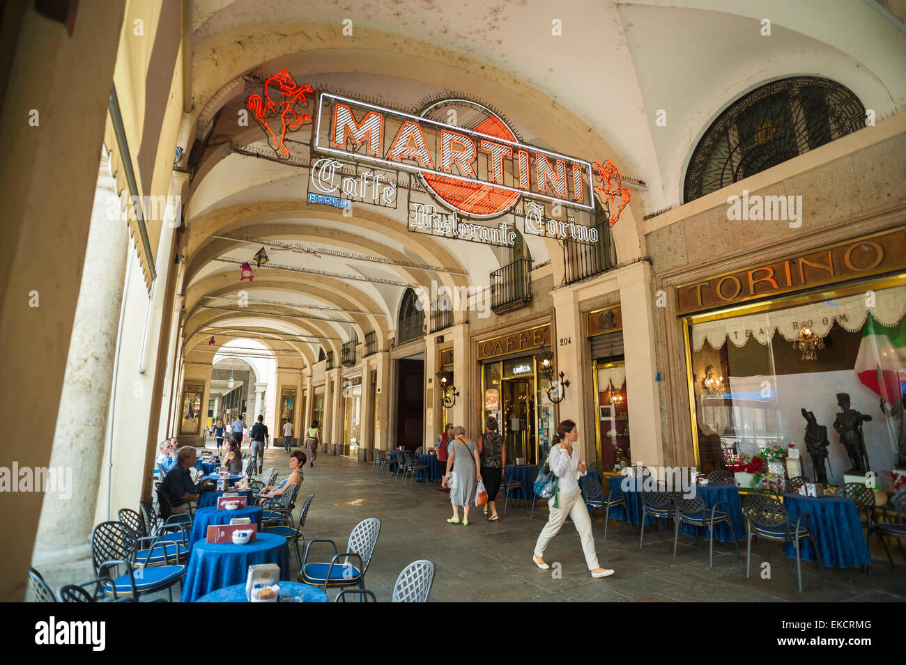 Le café de Turin, vue d'une arcade à la Piazza San Carlo montrant le célèbre Caffe Torino, Turin, Italie Banque D'Images