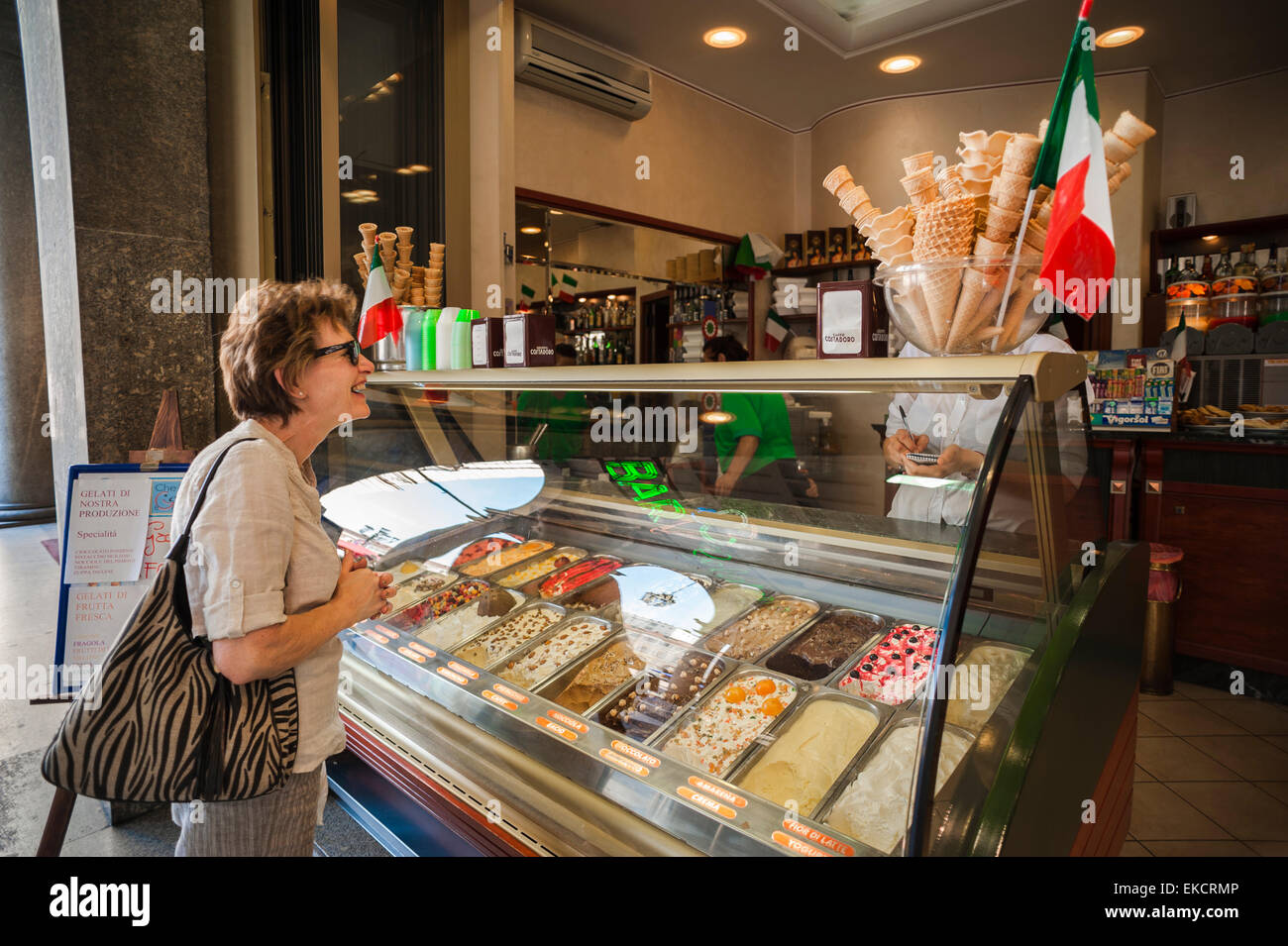 Italie La crème glacée, un visiteur de la Piazza San Carlo dans le centre de Turin achète une glace à une gelateria, Turin, Piémont, Italie. Banque D'Images