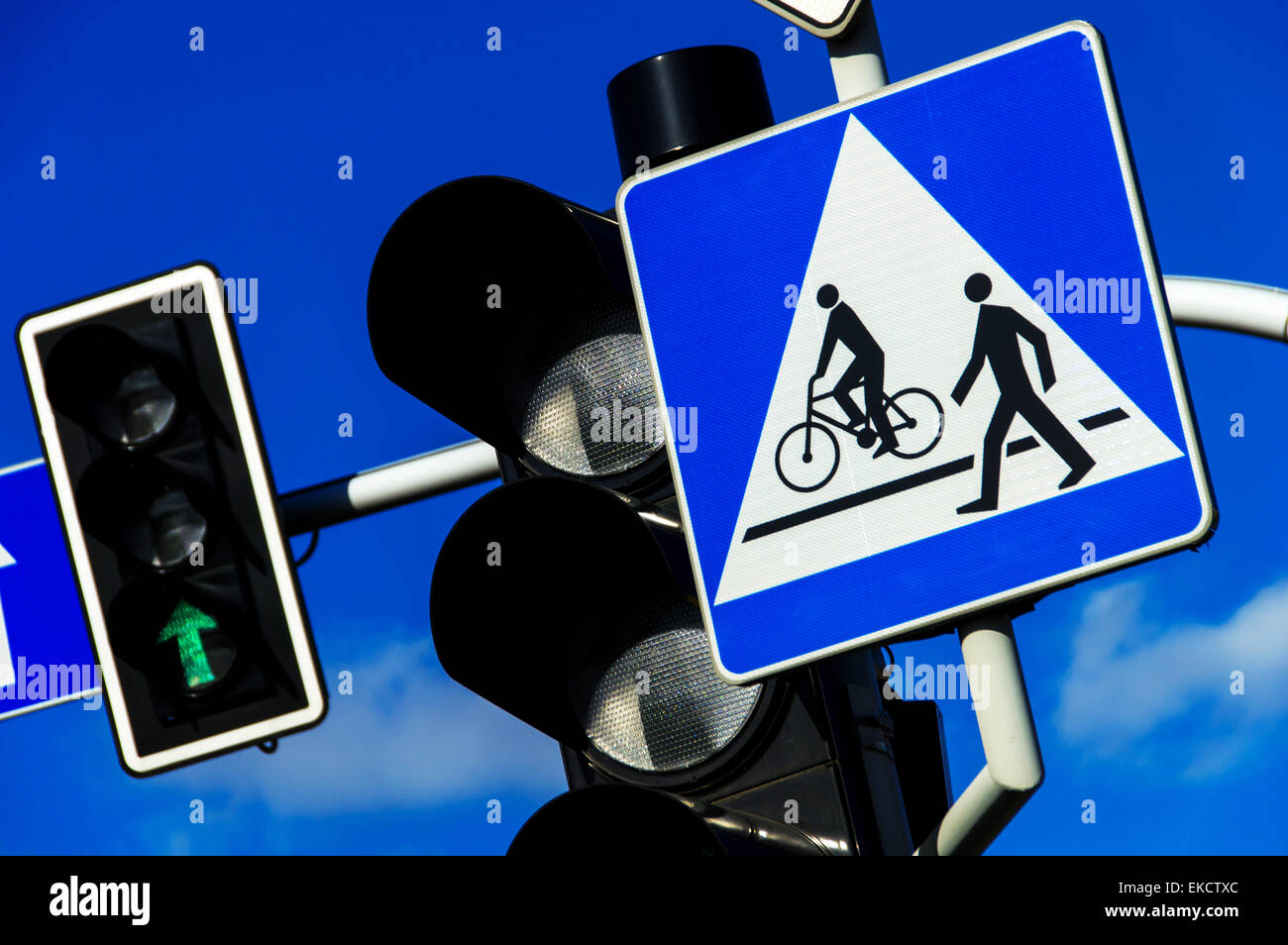 Feux de circulation plus de ciel bleu Banque D'Images