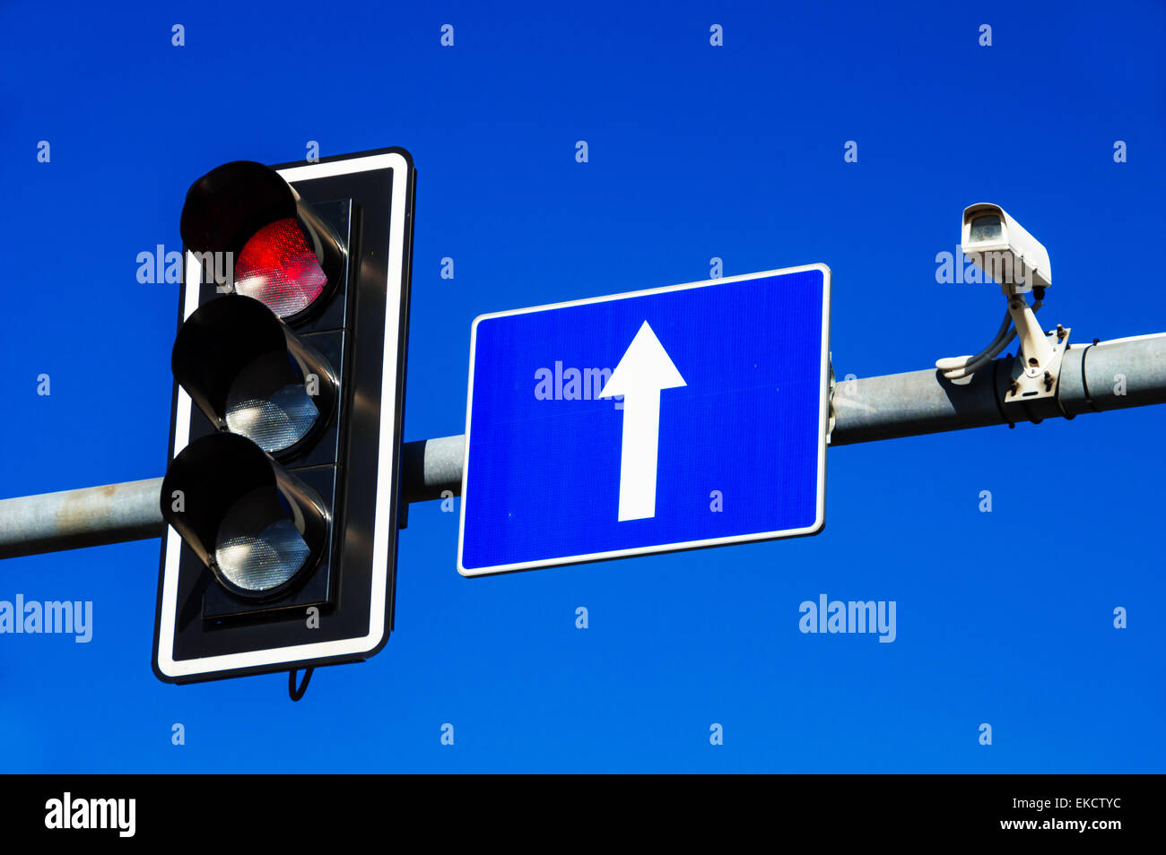 Feux de circulation plus de ciel bleu Banque D'Images