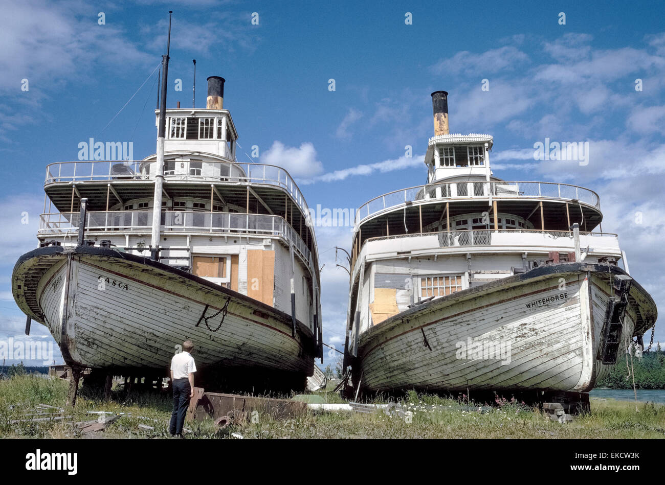 Deux-roues arrière en bois historique des bateaux à vapeur qui sillonnaient le fleuve Yukon, au cours de l'or du Klondike Days a passé les dernières années sur le rivage à Whitehorse, capitale du Yukon au Canada. Photographié en 1967, la Casca et navires de Whitehorse depuis plusieurs décennies de service dans les années 1950 et furent détruits par un incendie d'origine inconnue en 1974. Heureusement, un bateau à aubes semblables de l'époque -- le Klondike -- a été restauré dans les années 1960 et continue à être une attraction touristique dans la région de Whitehorse. Photo historique. Banque D'Images