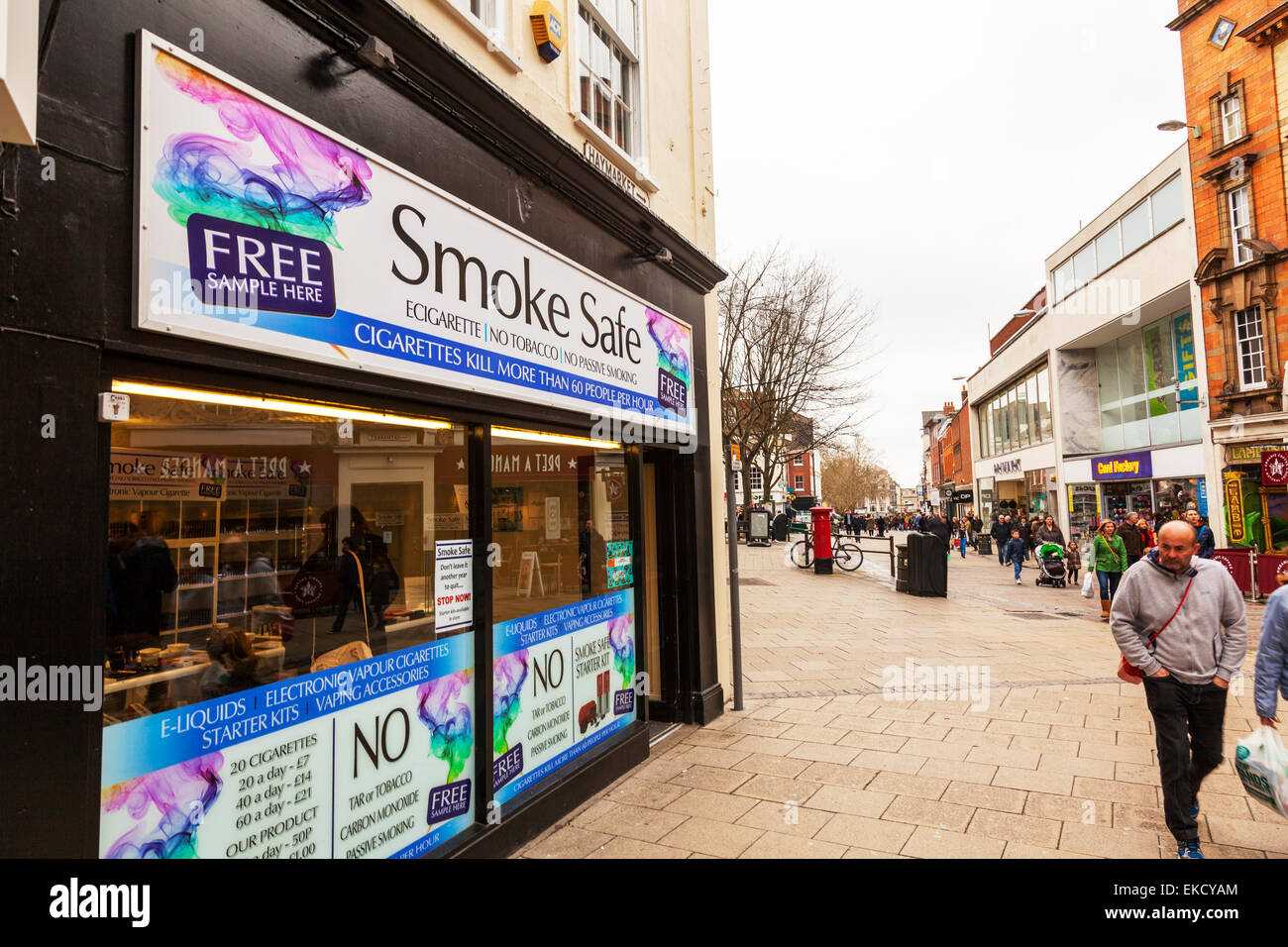 Les cigarettes électroniques e-liquide vapeur portables vaping e-cig vape vapingshop store front sign Norwich Norfolk Angleterre Royaume-uni Banque D'Images