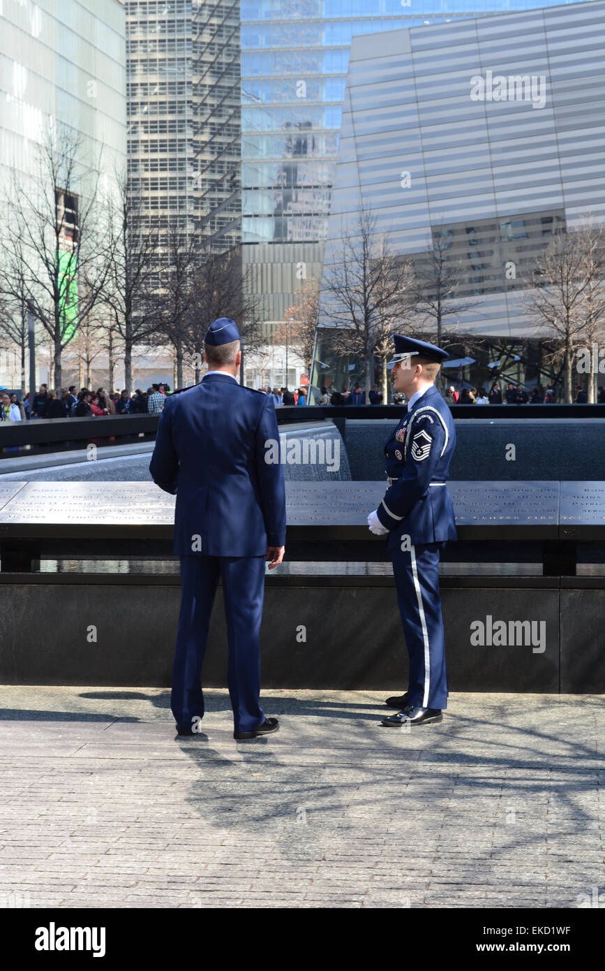 Les militaires à l'échelle nationale le 11 septembre au mémorial de Ground Zero à New York. Banque D'Images