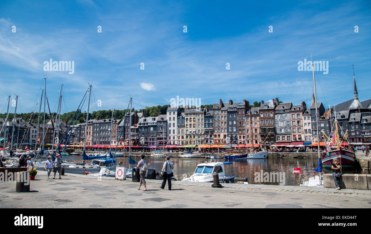 Bateaux amarrés dans le port à côté de diners et quai des bâtiments historiques, des cafés et restaurants, la ville de Honfleur, Normandie France Banque D'Images