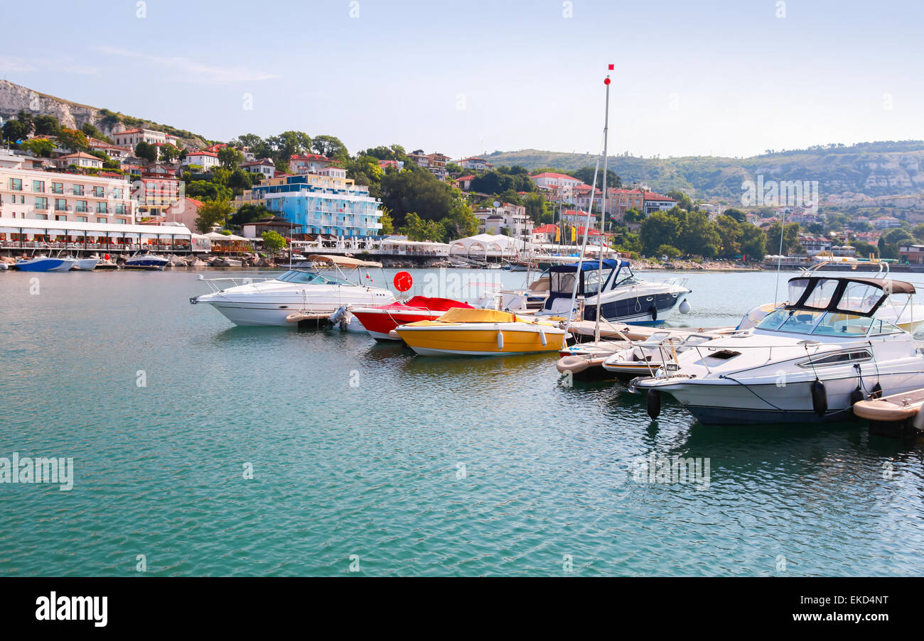 Yachts et bateaux à moteur de plaisance sont amarrés au port de plaisance de Balchik, Bulgarie Banque D'Images