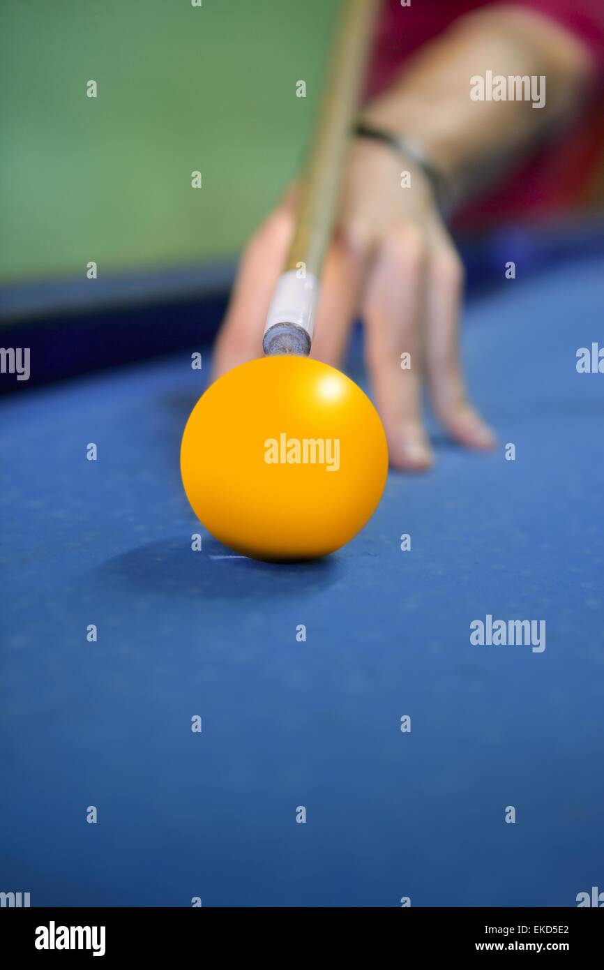 Balle jaune billard joueur tenant cue Banque D'Images