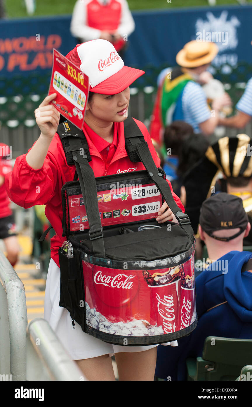 Asian woman vendeur vendre coco cola produits à Hong Kong Stadium événement sportif. Hong Kong, Chine. Banque D'Images Asian woman vendeur vendre coco cola produits à Hong Kong Stadium événement sportif. Hong Kong, Chine. Banque D'Images
