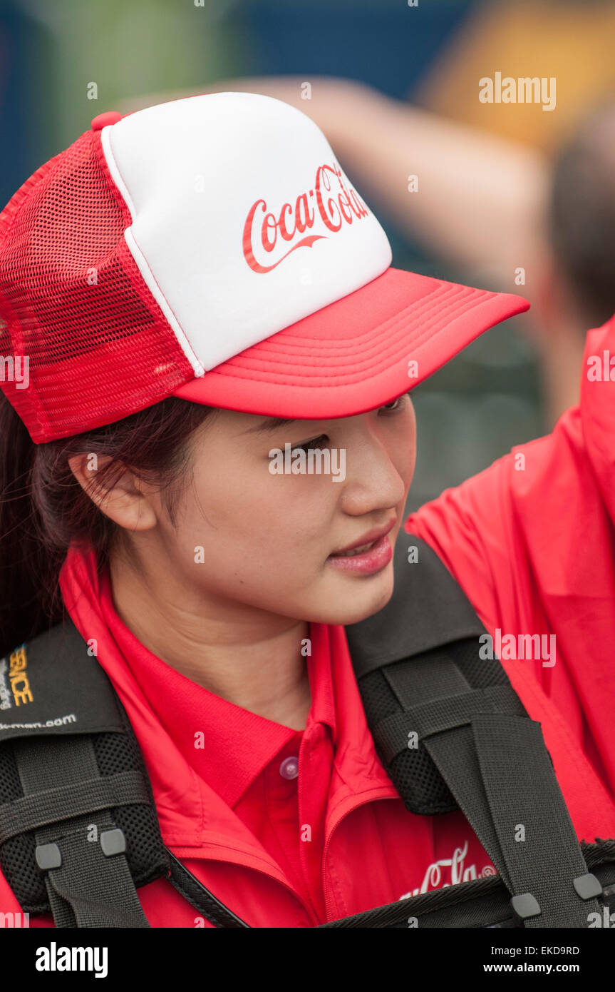 Femme Asiatique portant un vendeur coco cola baseball cap Banque D'Images Femme Asiatique portant un vendeur coco cola baseball cap Banque D'Images