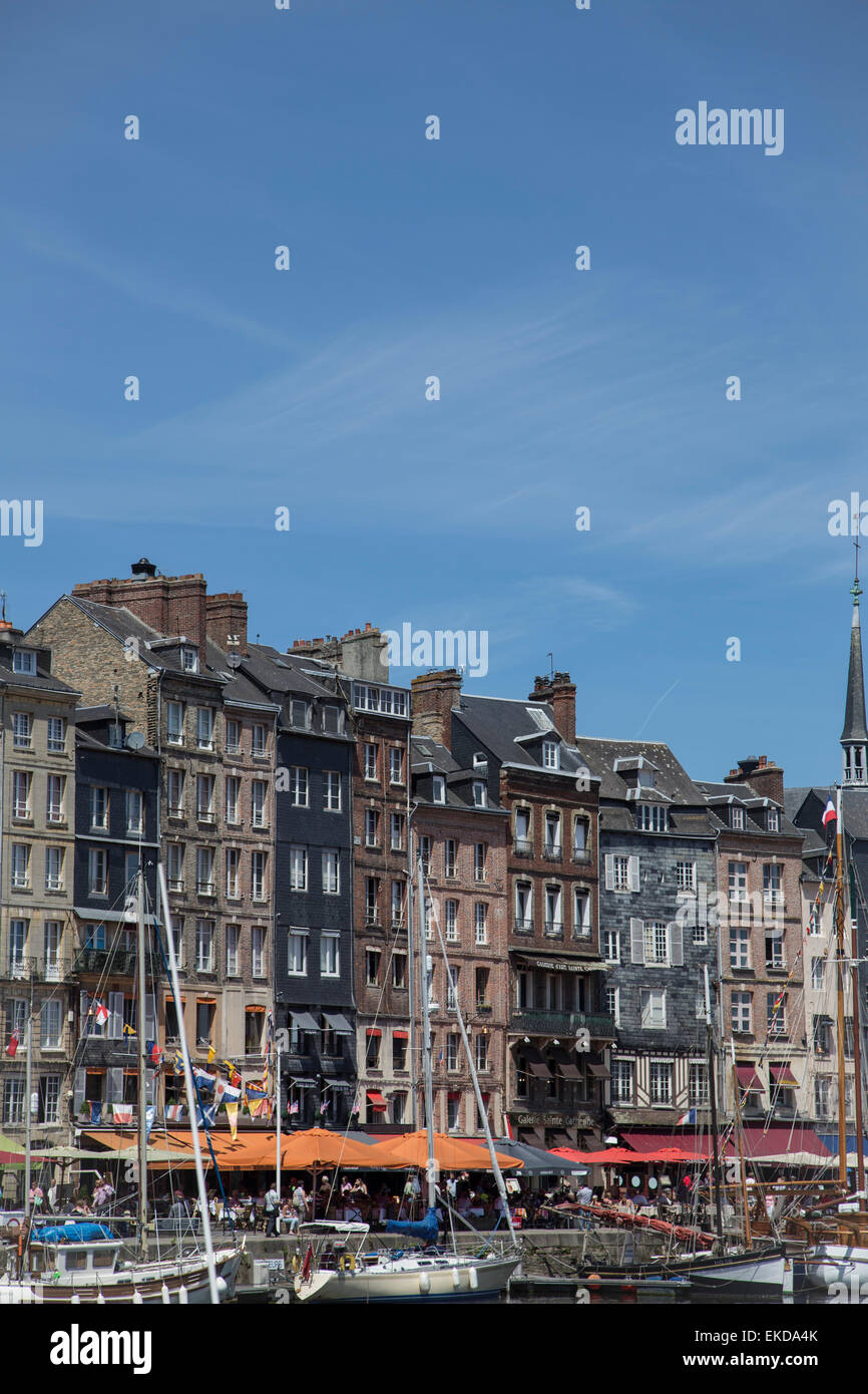 Bateaux amarrés dans le port à côté de diners et quai des bâtiments historiques, des cafés et restaurants, la ville de Honfleur, Normandie France Banque D'Images