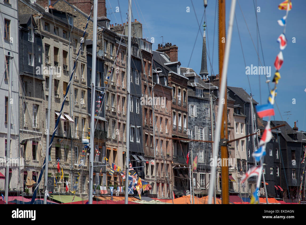 Bateaux amarrés dans le port à côté de diners et quai des bâtiments historiques, des cafés et restaurants, la ville de Honfleur, Normandie France Banque D'Images