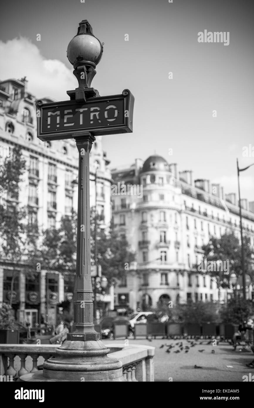 Metro sign pour le transport en métro à Paris Banque D'Images