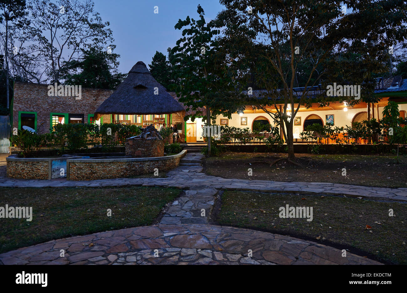 Photo de nuit Primate Lodge Kibale, parc national de Kibale, Fortal, portail de l'Ouganda, l'Afrique Banque D'Images