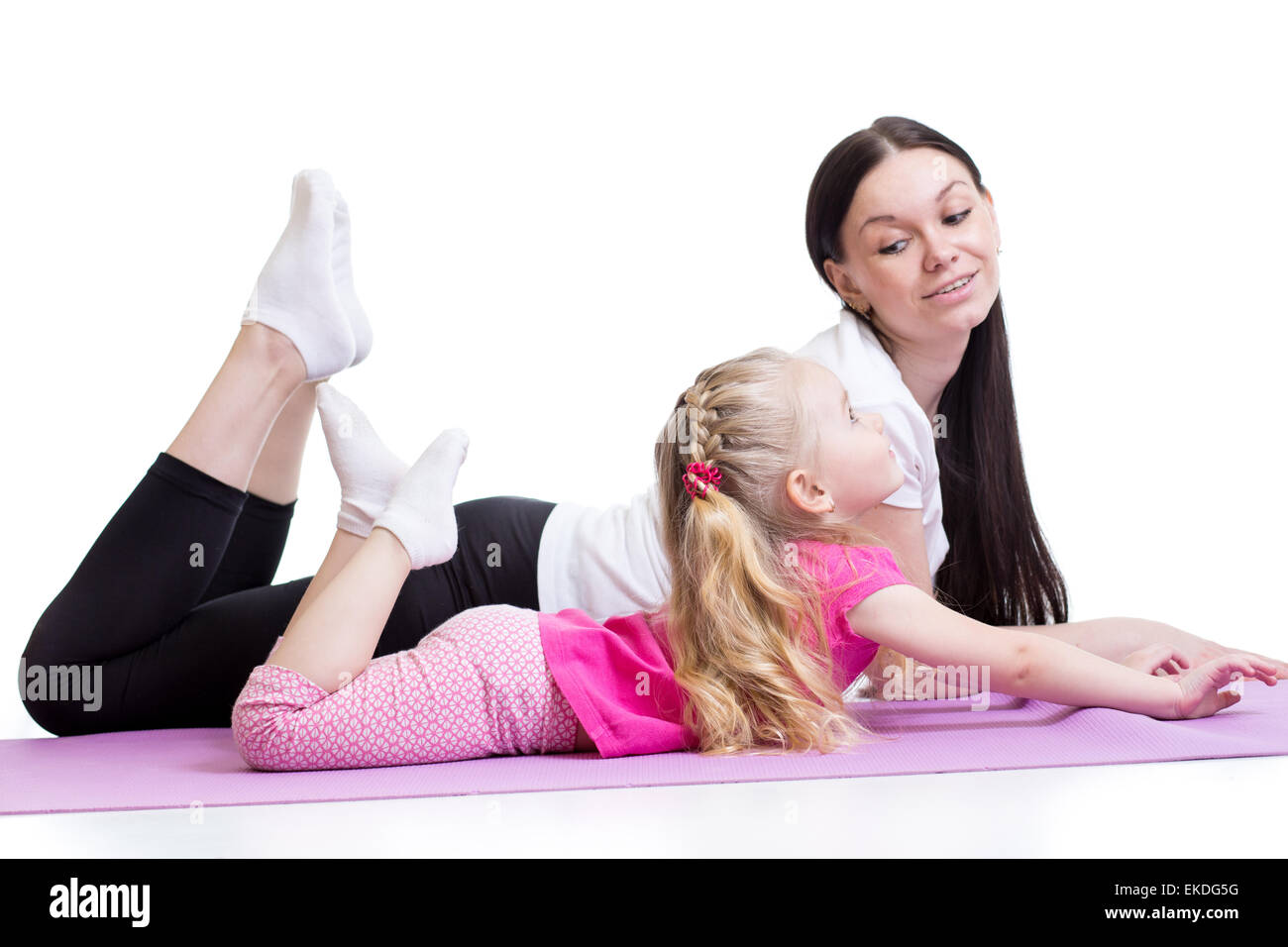La mère ne le yoga physique exercices ensemble avec l'enfant Banque D'Images