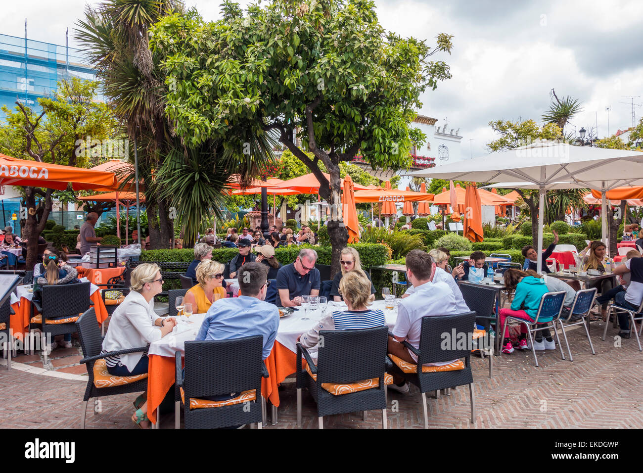 Carré Orange Restaurant Salle à manger extérieure Marbella espagne Banque D'Images