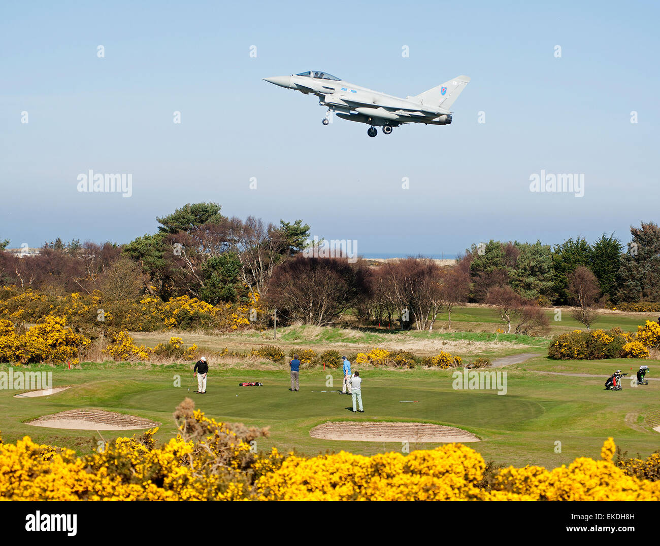 Les golfeurs hors de leurs cours à Lossiemouth alors que l'Eurofighter entrent en terre à la base de la RAF. 10 934 SCO Banque D'Images