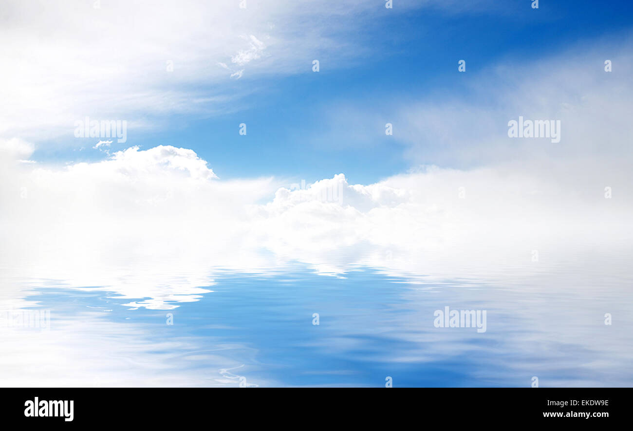 Les nuages blancs moelleux de truites arc-en-ciel dans le ciel bleu Banque D'Images