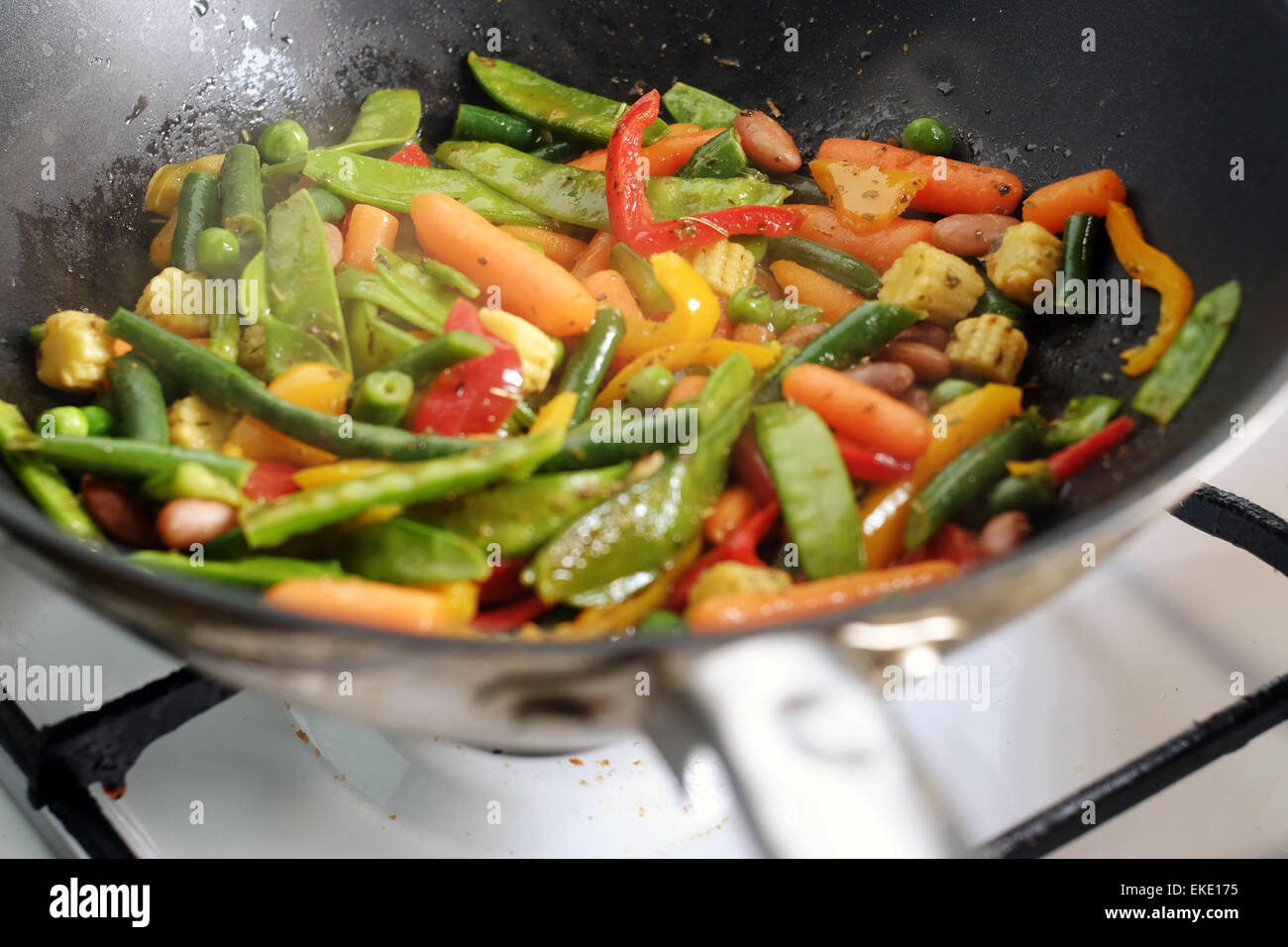 La cuisson au wok mix légumes mexicains pan Banque D'Images