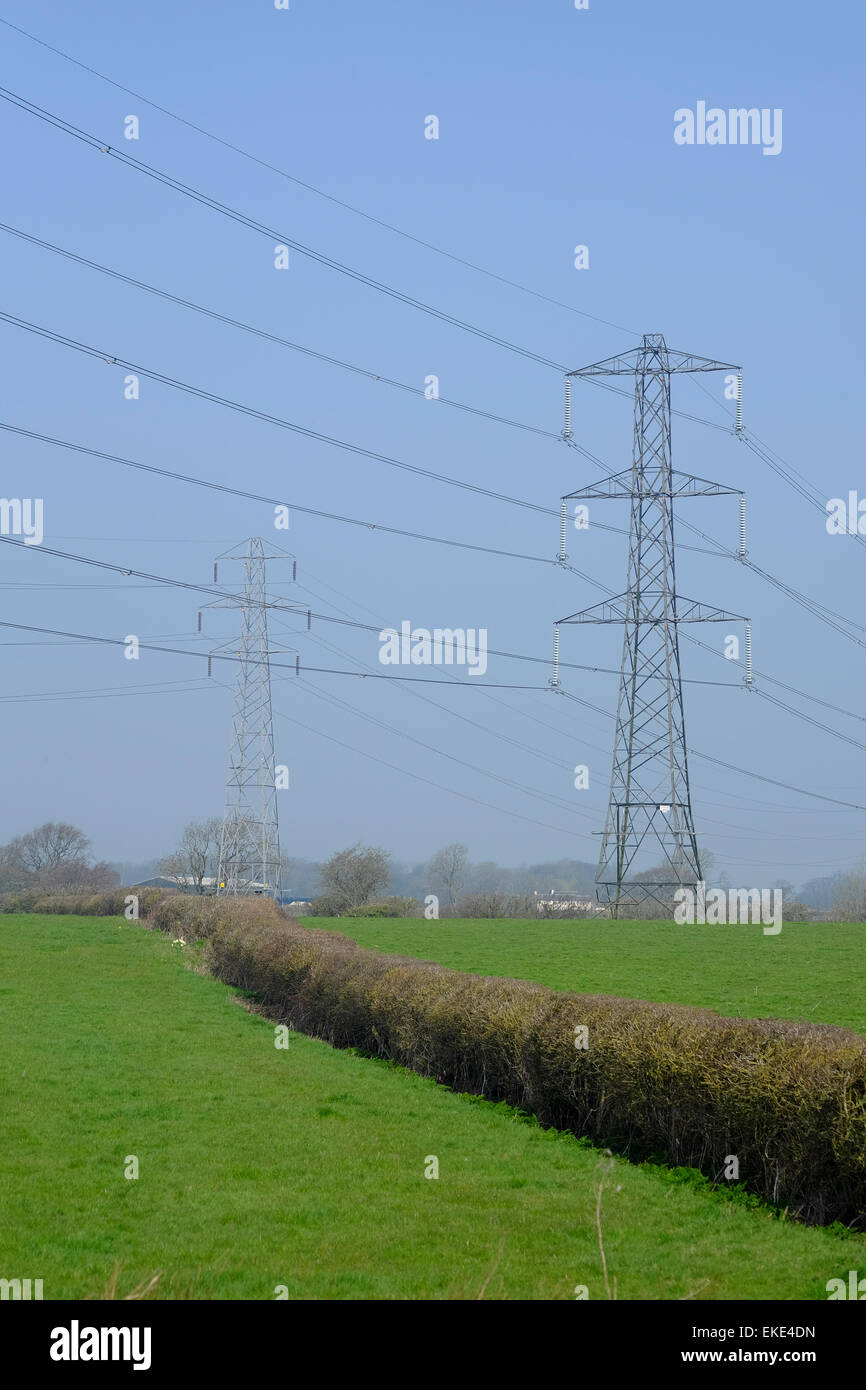 Pylônes électriques dans le Lancashire rural Banque D'Images