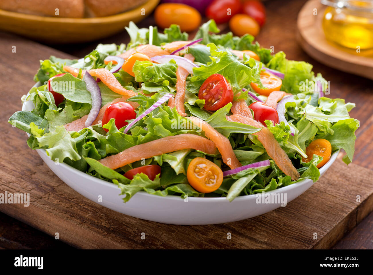Un Delicieux Saumon Fume Salade Du Jardin Avec Le Saumon Fume Bebe Mixte Verts Rouges Et Jaunes Tomates Cerises Et Oignons Rouges Avec Photo Stock Alamy