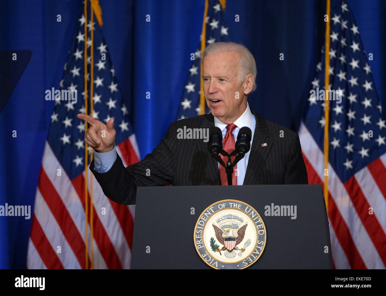 (140509) -- 9 avril 2015 (Xinhua) -- Le Vice-président américain Joe Biden fournit une adresse sur la politique américaine en Irak à l'avance du Premier ministre irakien Haider al-Abadi, la visite de la National Defense University, Washington, DC, le 9 avril 2015. Biden a déclaré jeudi que les frappes aériennes des États-Unis ont aidé les forces iraquiennes stopper l'offensive menée par l'État islamique extrémiste (EST) groupe dans le pays arabe, avec son "aura d'invincibilité' percé. (Xinhua/Yin Bogu) Banque D'Images