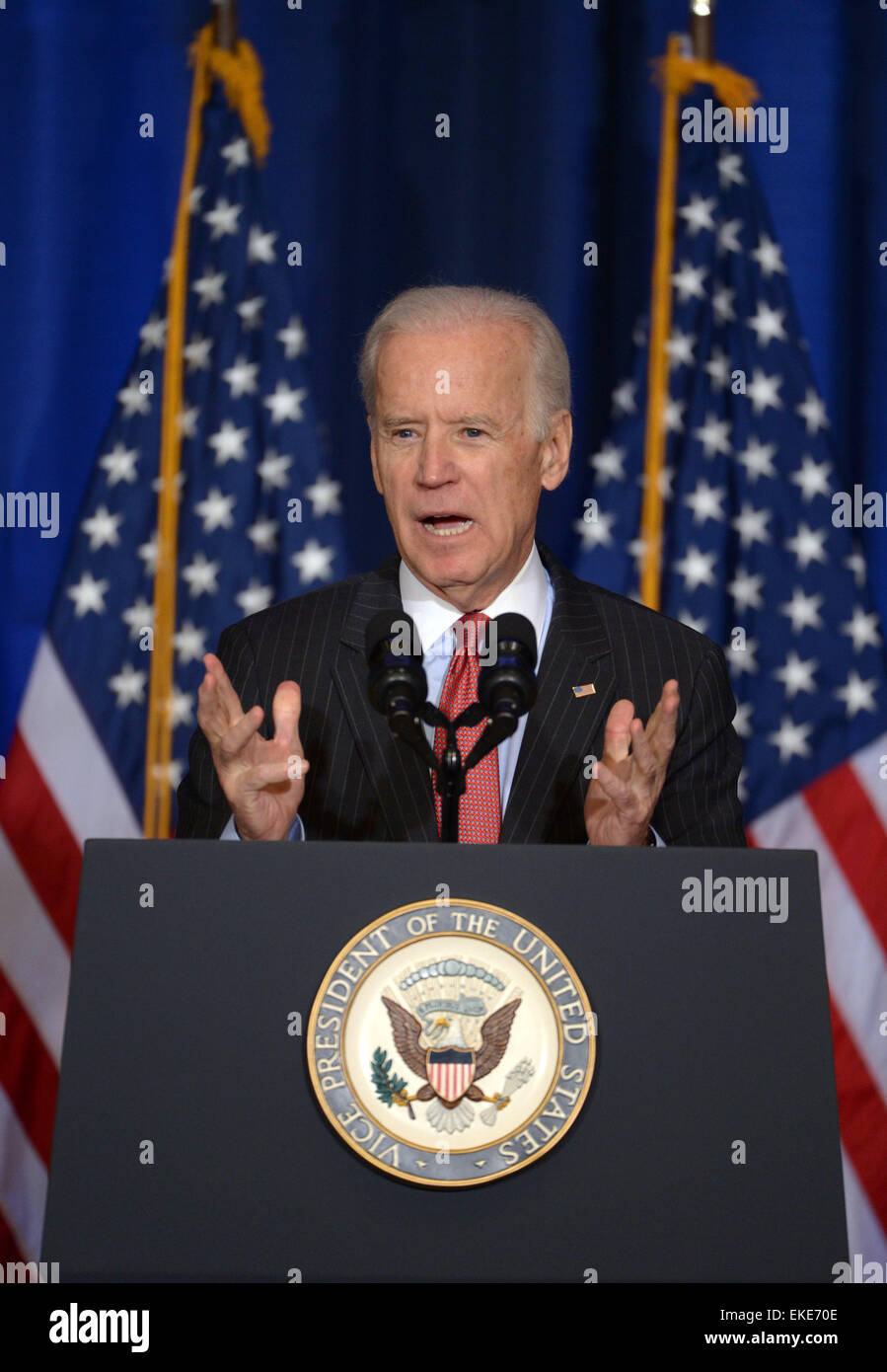 (140509) -- 9 avril 2015 (Xinhua) -- Le Vice-président américain Joe Biden fournit une adresse sur la politique américaine en Irak à l'avance du Premier ministre irakien Haider al-Abadi, la visite de la National Defense University, Washington D.C., 9 avril 2015. Biden a déclaré jeudi que les frappes aériennes des États-Unis ont aidé les forces iraquiennes stopper l'offensive menée par l'État islamique extrémiste (EST) groupe dans le pays arabe, avec son "aura d'invincibilité' percé. (Xinhua/Yin Bogu) Banque D'Images