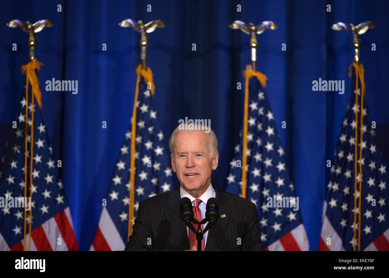(140509) -- 9 avril 2015 (Xinhua) -- Le Vice-président américain Joe Biden fournit une adresse sur la politique américaine en Irak à l'avance du Premier ministre irakien Haider al-Abadi, la visite de la National Defense University, Washington D.C., 9 avril 2015. Biden a déclaré jeudi que les frappes aériennes des États-Unis ont aidé les forces iraquiennes stopper l'offensive menée par l'État islamique extrémiste (EST) groupe dans le pays arabe, avec son "aura d'invincibilité' percé. (Xinhua/Yin Bogu) Banque D'Images