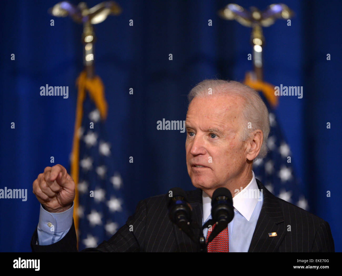 (140509) -- 9 avril 2015 (Xinhua) -- Le Vice-président américain Joe Biden fournit une adresse sur la politique américaine en Irak à l'avance du Premier ministre irakien Haider al-Abadi, la visite de la National Defense University, Washington D.C., 9 avril 2015. Biden a déclaré jeudi que les frappes aériennes des États-Unis ont aidé les forces iraquiennes stopper l'offensive menée par l'État islamique extrémiste (EST) groupe dans le pays arabe, avec son "aura d'invincibilité' percé. (Xinhua/Yin Bogu) Banque D'Images