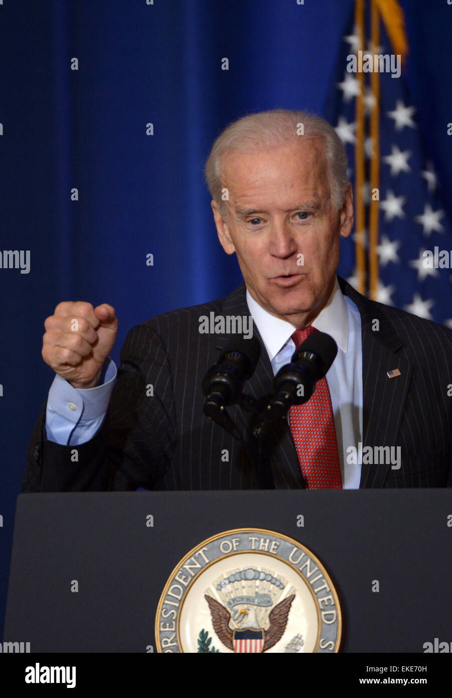 (140509) -- 9 avril 2015 (Xinhua) -- Le Vice-président américain Joe Biden fournit une adresse sur la politique américaine en Irak à l'avance du Premier ministre irakien Haider al-Abadi, la visite de la National Defense University, Washington D.C., 9 avril 2015. Biden a déclaré jeudi que les frappes aériennes des États-Unis ont aidé les forces iraquiennes stopper l'offensive menée par l'État islamique extrémiste (EST) groupe dans le pays arabe, avec son "aura d'invincibilité' percé. (Xinhua/Yin Bogu) Banque D'Images