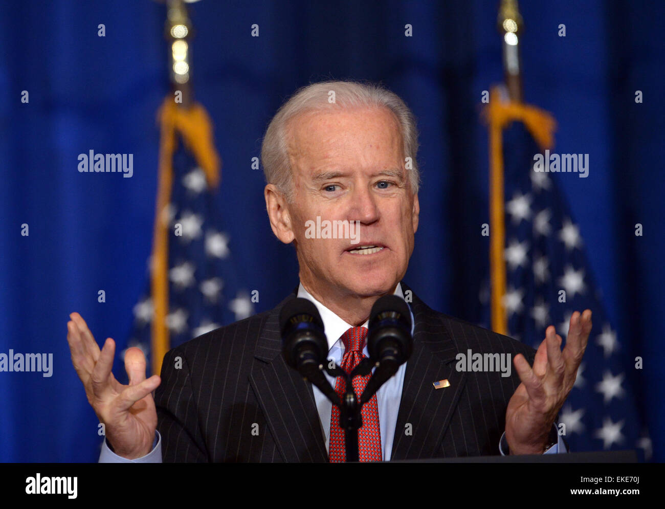 (140509) -- 9 avril 2015 (Xinhua) -- Le Vice-président américain Joe Biden fournit une adresse sur la politique américaine en Irak à l'avance du Premier ministre irakien Haider al-Abadi, la visite de la National Defense University, Washington D.C., 9 avril 2015. Biden a déclaré jeudi que les frappes aériennes des États-Unis ont aidé les forces iraquiennes stopper l'offensive menée par l'État islamique extrémiste (EST) groupe dans le pays arabe, avec son "aura d'invincibilité' percé. (Xinhua/Yin Bogu) Banque D'Images