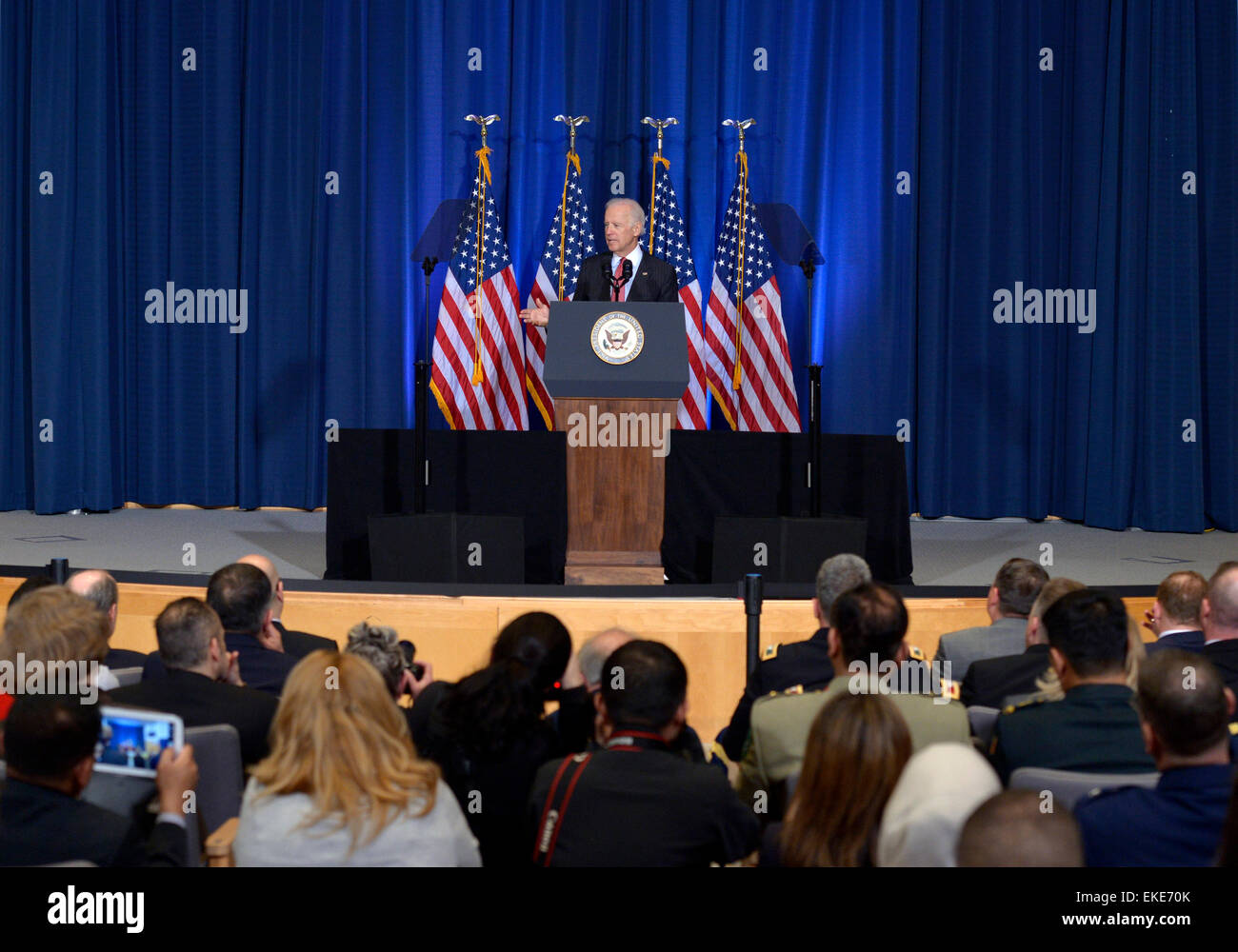 (140509) -- 9 avril 2015 (Xinhua) -- Le Vice-président américain Joe Biden fournit une adresse sur la politique américaine en Irak à l'avance du Premier ministre irakien Haider al-Abadi, la visite de la National Defense University, Washington D.C., 9 avril 2015. Biden a déclaré jeudi que les frappes aériennes des États-Unis ont aidé les forces iraquiennes stopper l'offensive menée par l'État islamique extrémiste (EST) groupe dans le pays arabe, avec son "aura d'invincibilité' percé. (Xinhua/Yin Bogu) Banque D'Images