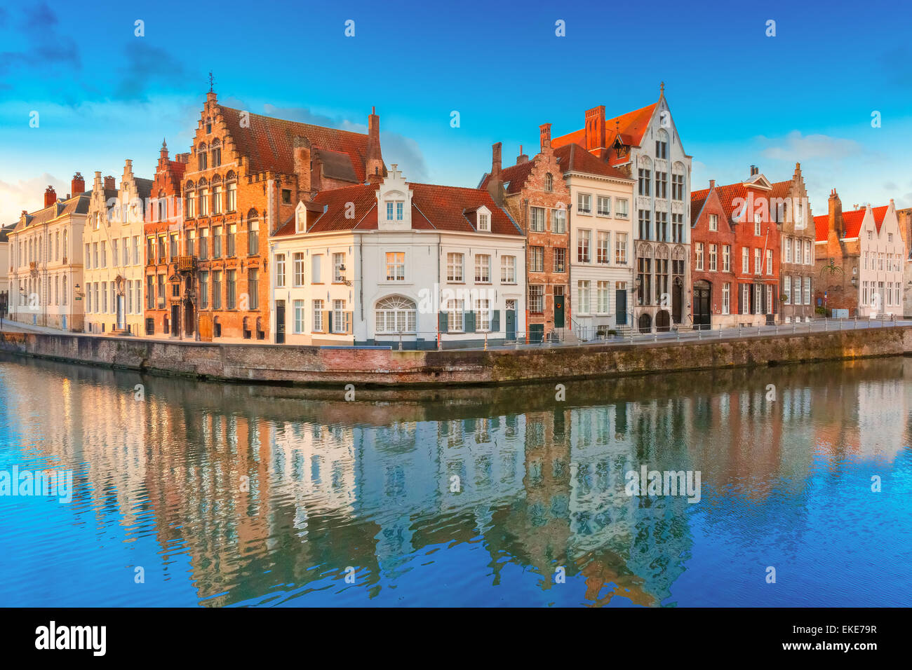 Bruges canal Spiegelrei avec de belles maisons, Belgique Banque D'Images