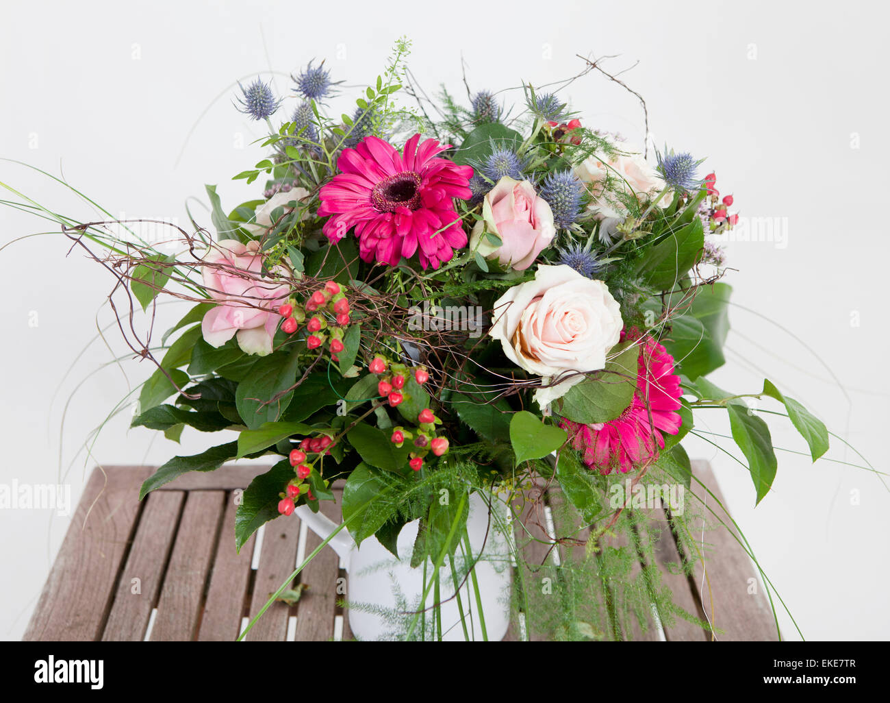 Un grand bouquet de roses et fleurs roses Banque D'Images