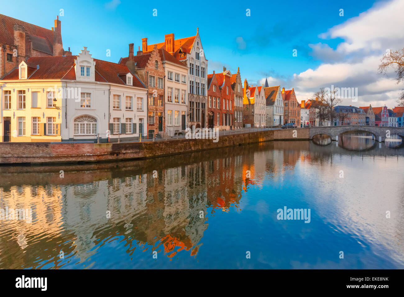 Bruges canal Spiegelrei avec de belles maisons, Belgique Banque D'Images