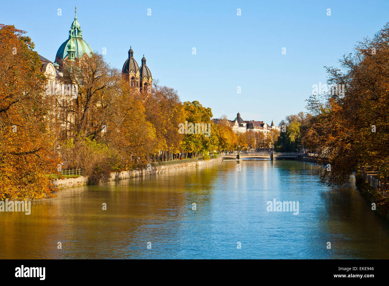 Munich, le fleuve Isar sur l'automne avec les feuilles rouges et la vue de l'église Saint Luke's domes Banque D'Images