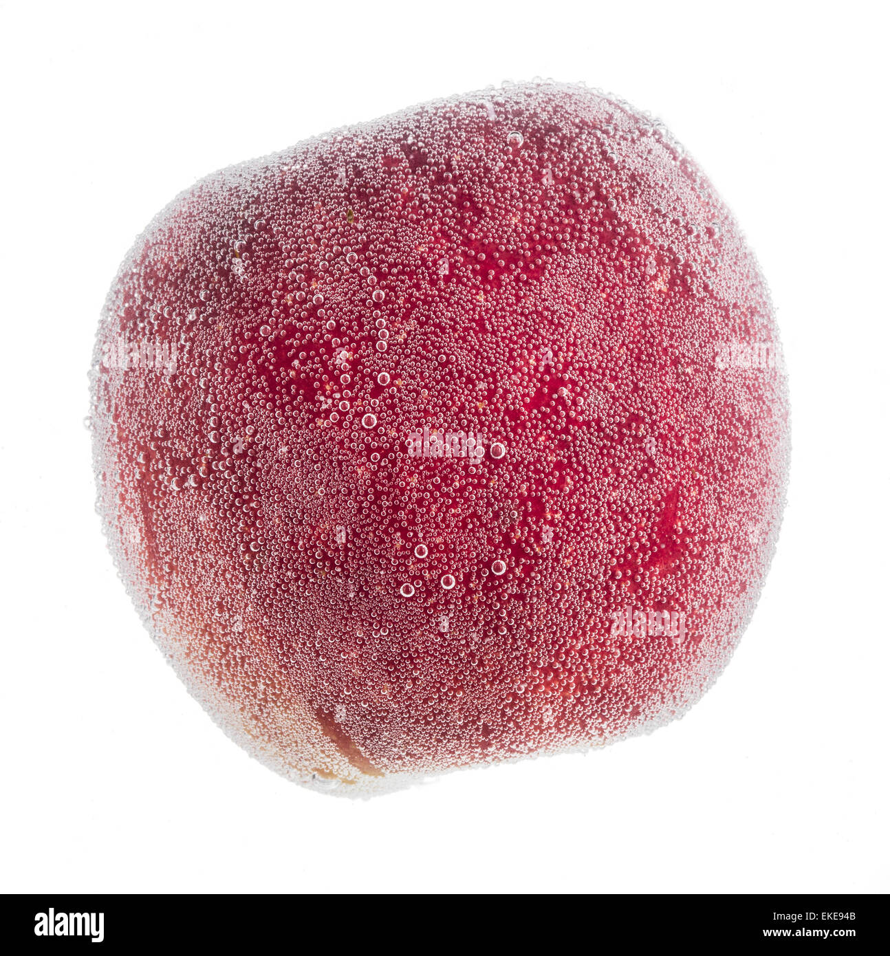 Fresh apple dans l'eau avec des bulles Banque D'Images
