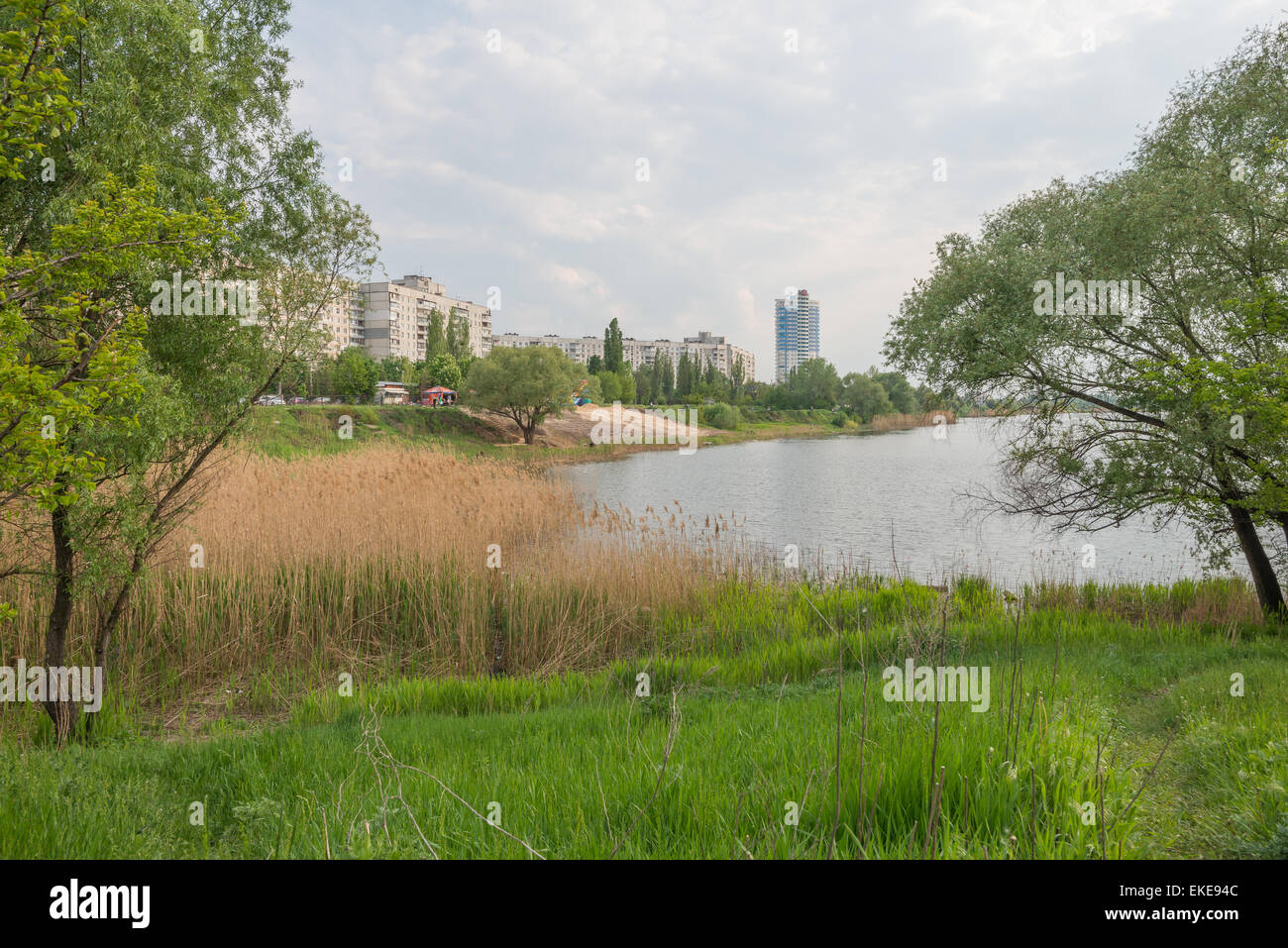 River dans la ville ukrainienne de Kharkiv Banque D'Images