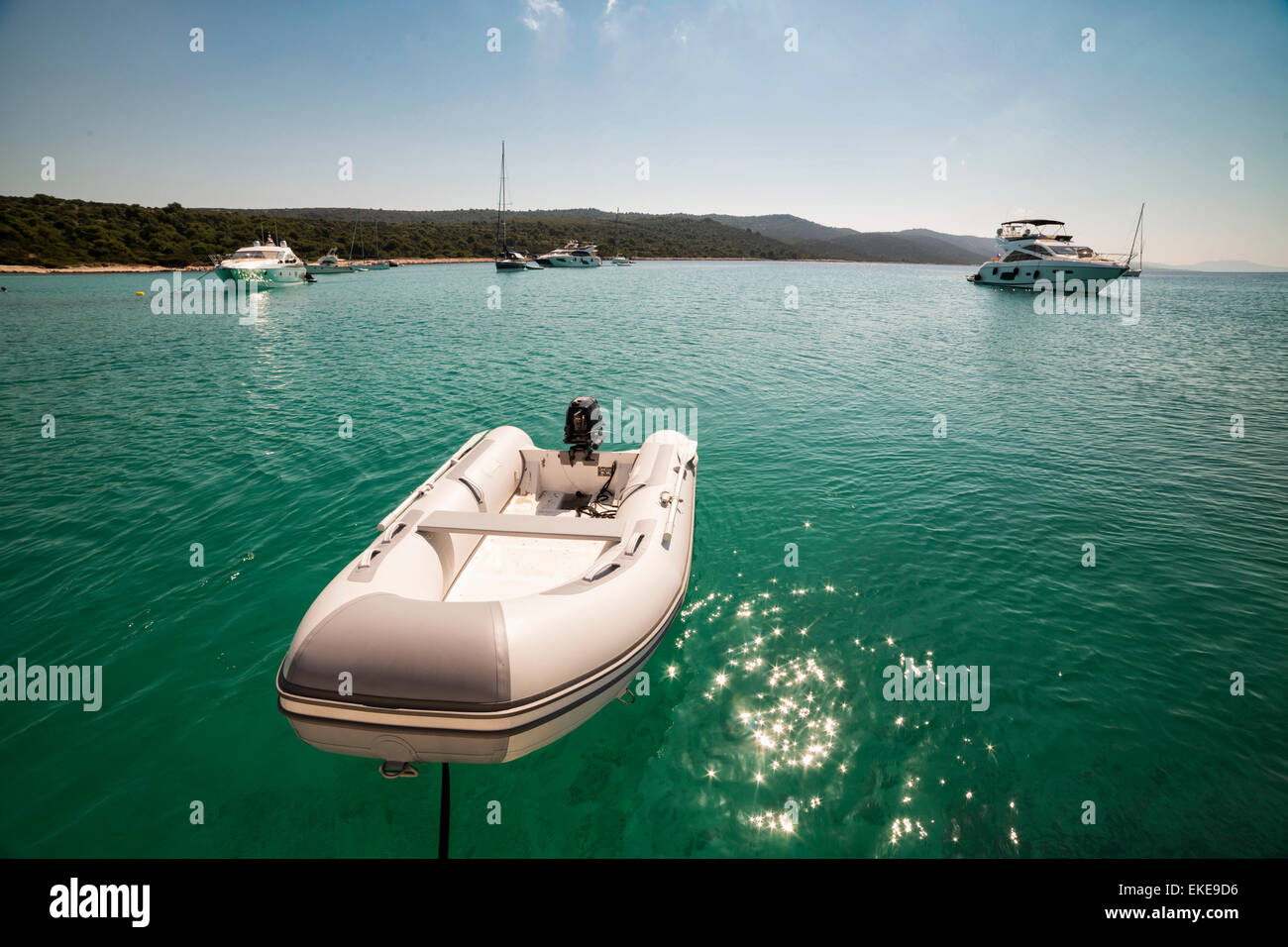 Bateau gonflable dans la mer connecté pour location, Croatie Banque D'Images