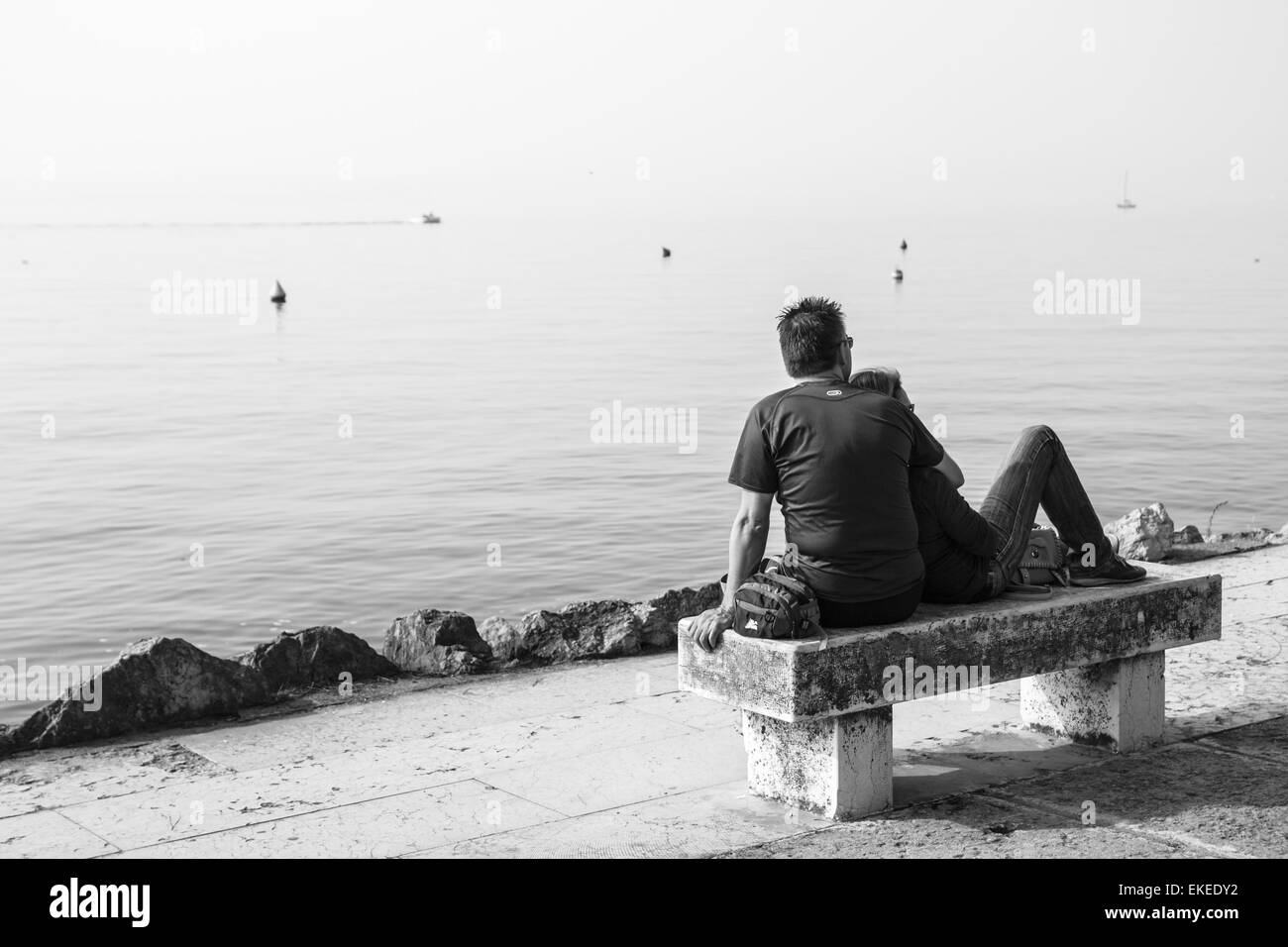 Lovers sur le banc en face du lac Banque D'Images