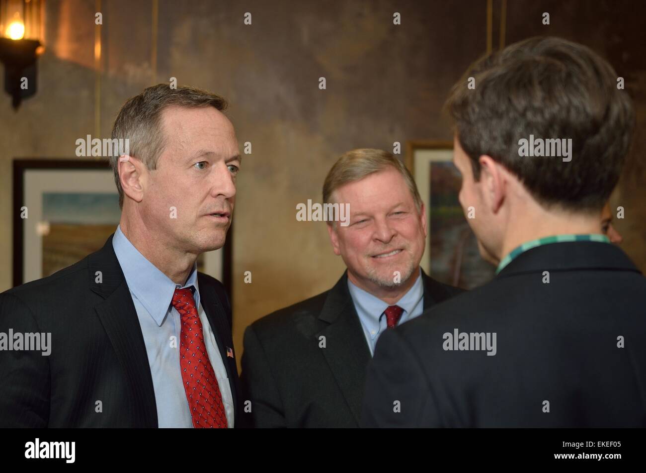 Ancien gouverneur du Maryland Martin O'Malley et représentant de l'état de l'Iowa (EBAN) Scott visites avec les participants à la collecte de fonds (EBAN). Banque D'Images