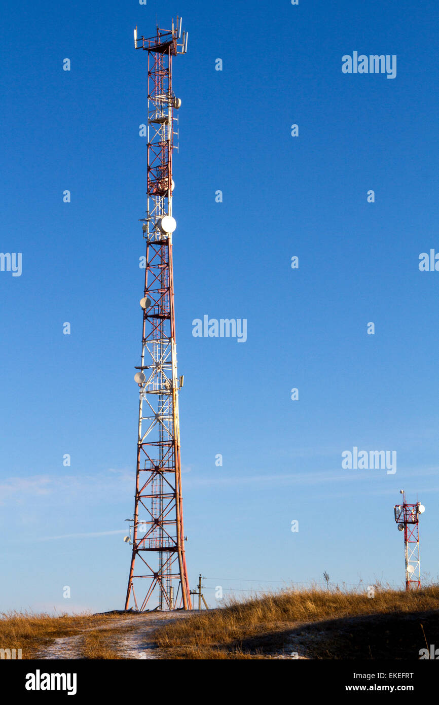 Mât d'antenne isolé sur fond de ciel bleu. Tour de télécommunication sur une colline Banque D'Images