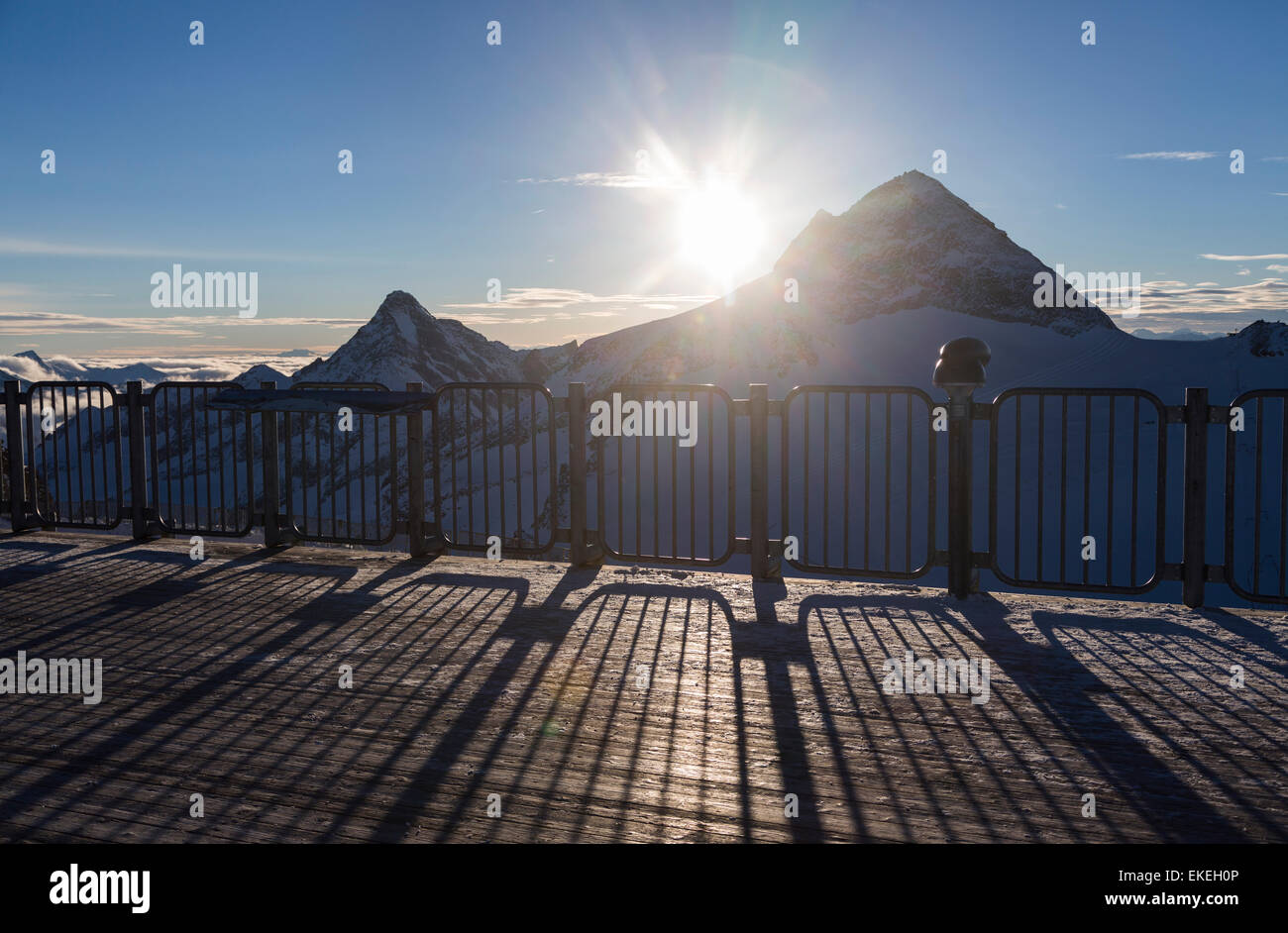 Sur le haut du Glacier Hintertux, avant le coucher du soleil, Ziilertal Alpes. L'Autriche Banque D'Images