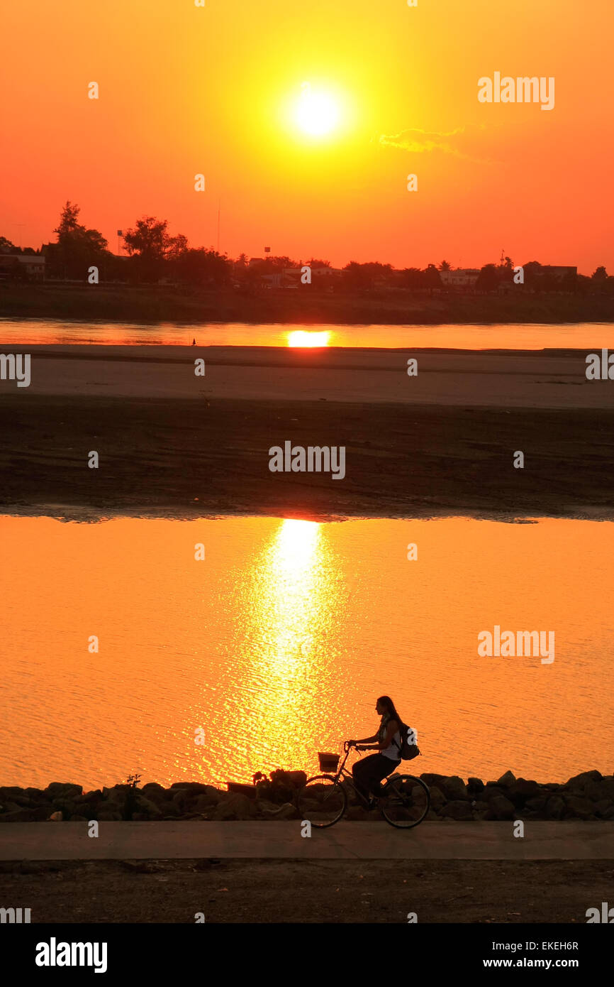 La silhouette femme cheval au bord du Mékong au coucher du soleil, Vientiane, Laos, Asie du sud-est Banque D'Images