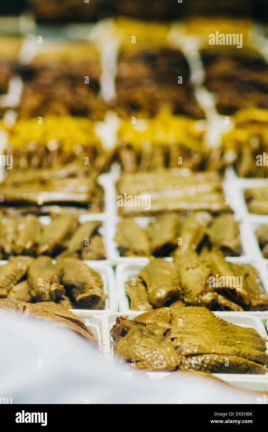 Ailes de canard braisé et les pièces comme snack, plats chinois commun. Banque D'Images